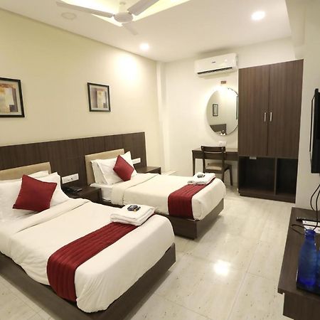 Hotel Privya Rooms And Banquet Surat Buitenkant foto