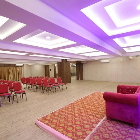 Hotel Privya Rooms And Banquet Surat Buitenkant foto