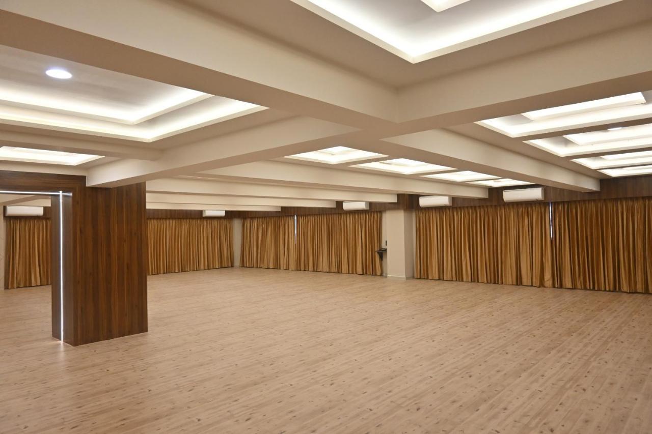 Hotel Privya Rooms And Banquet Surat Buitenkant foto