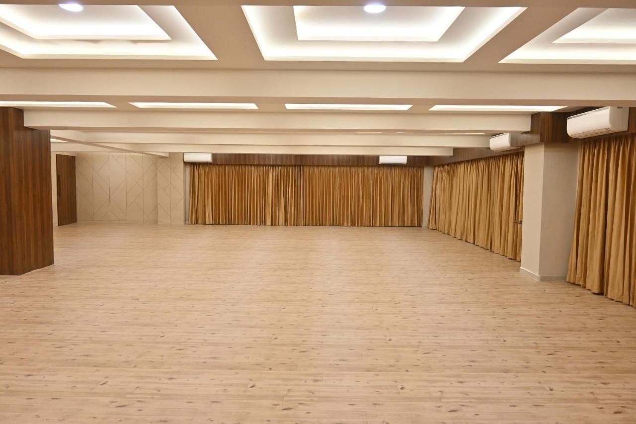 Hotel Privya Rooms And Banquet Surat Buitenkant foto