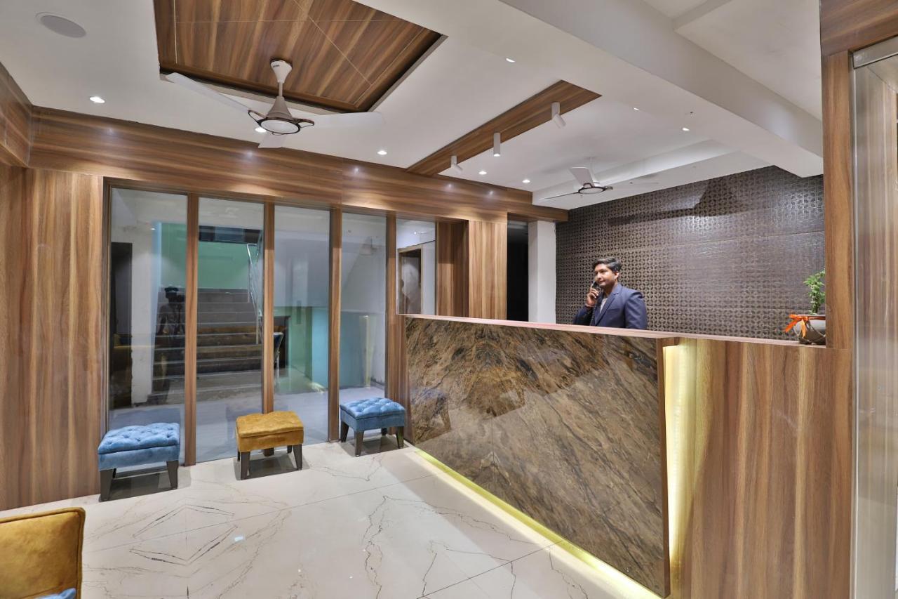 Hotel Privya Rooms And Banquet Surat Buitenkant foto