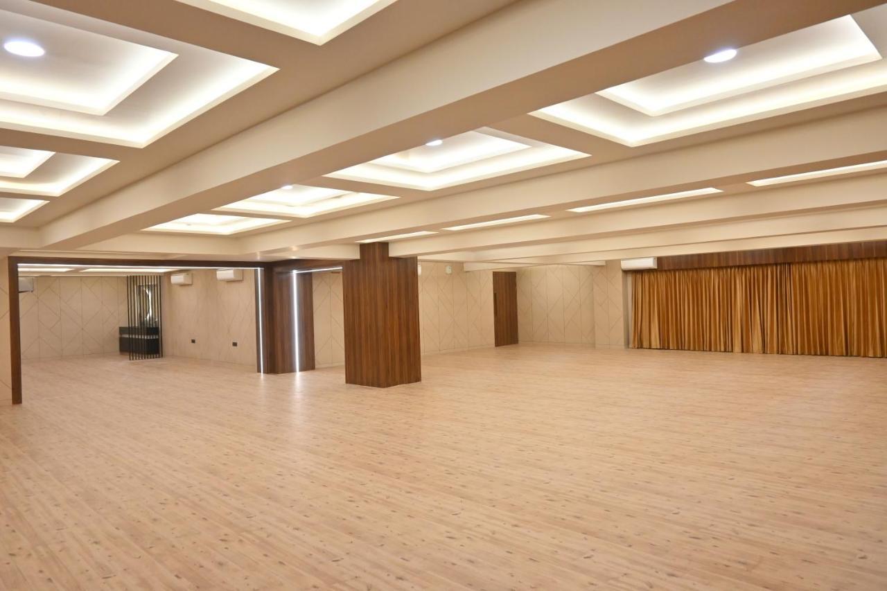 Hotel Privya Rooms And Banquet Surat Buitenkant foto