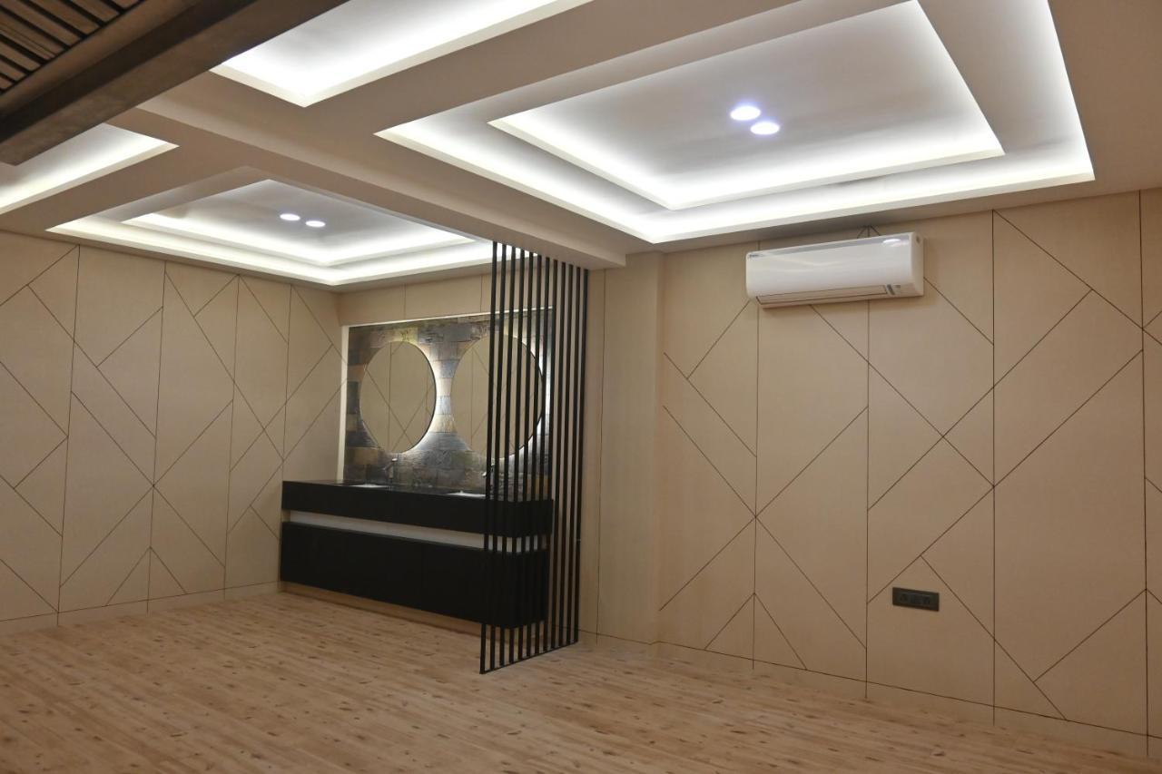 Hotel Privya Rooms And Banquet Surat Buitenkant foto