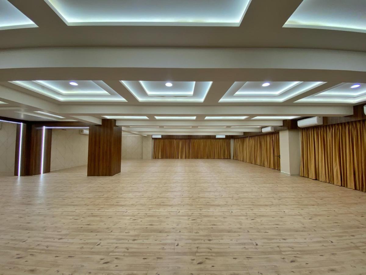 Hotel Privya Rooms And Banquet Surat Buitenkant foto