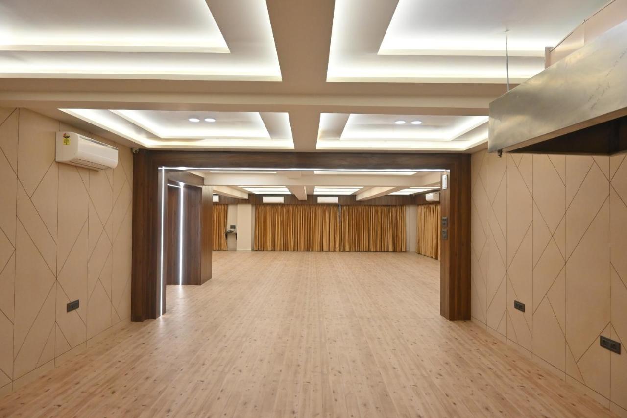 Hotel Privya Rooms And Banquet Surat Buitenkant foto