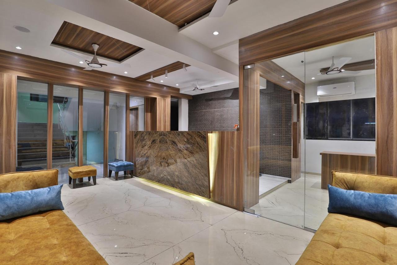 Hotel Privya Rooms And Banquet Surat Buitenkant foto