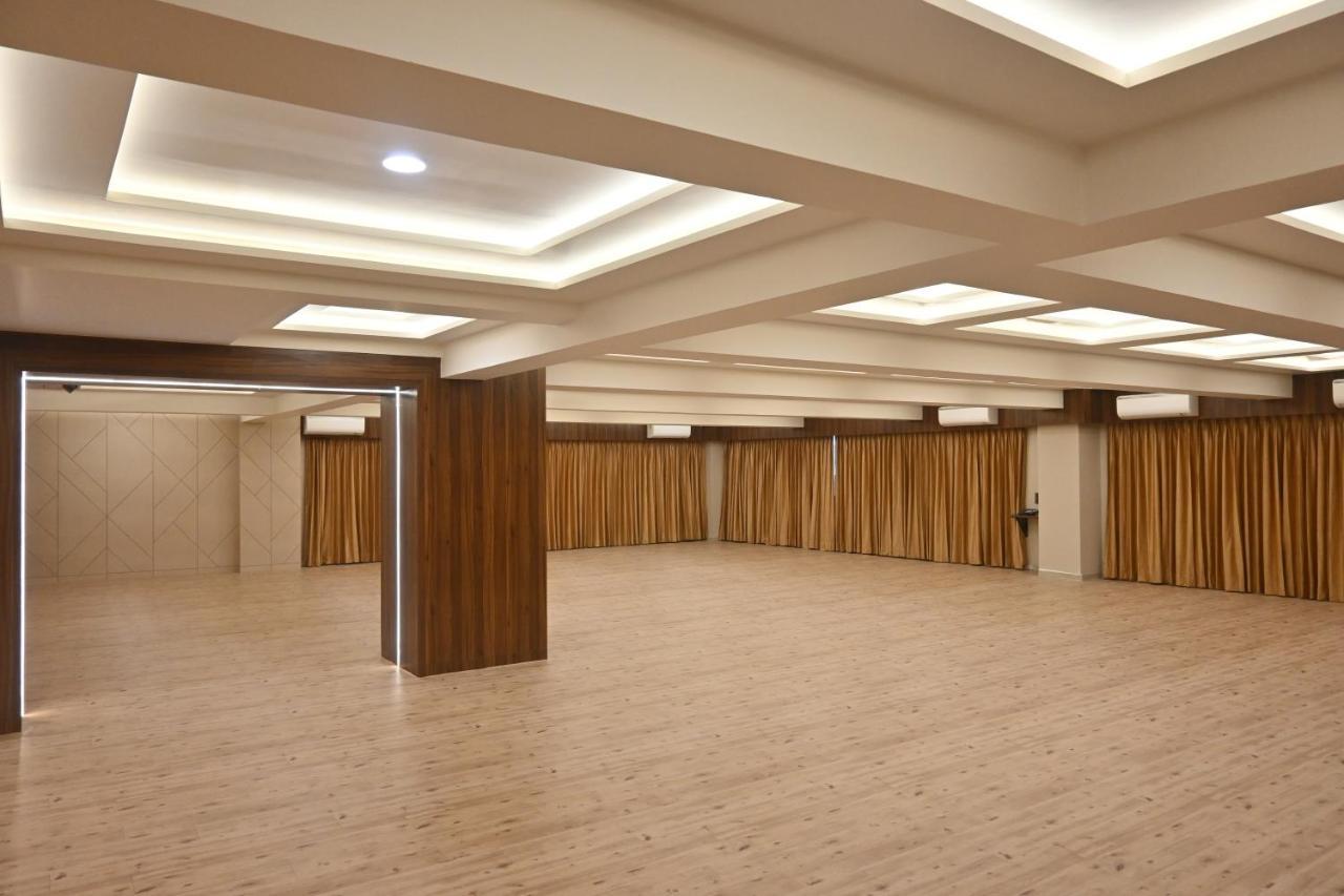 Hotel Privya Rooms And Banquet Surat Buitenkant foto