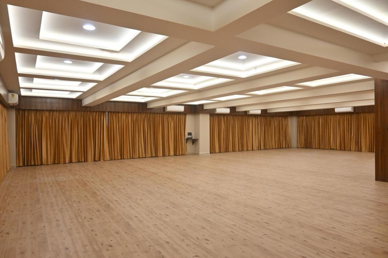 Hotel Privya Rooms And Banquet Surat Buitenkant foto