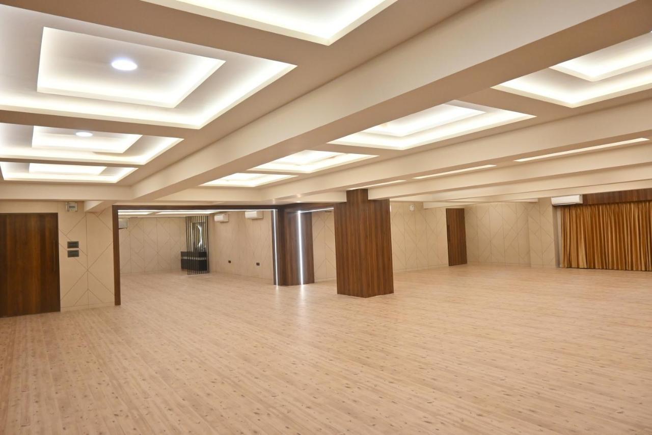 Hotel Privya Rooms And Banquet Surat Buitenkant foto