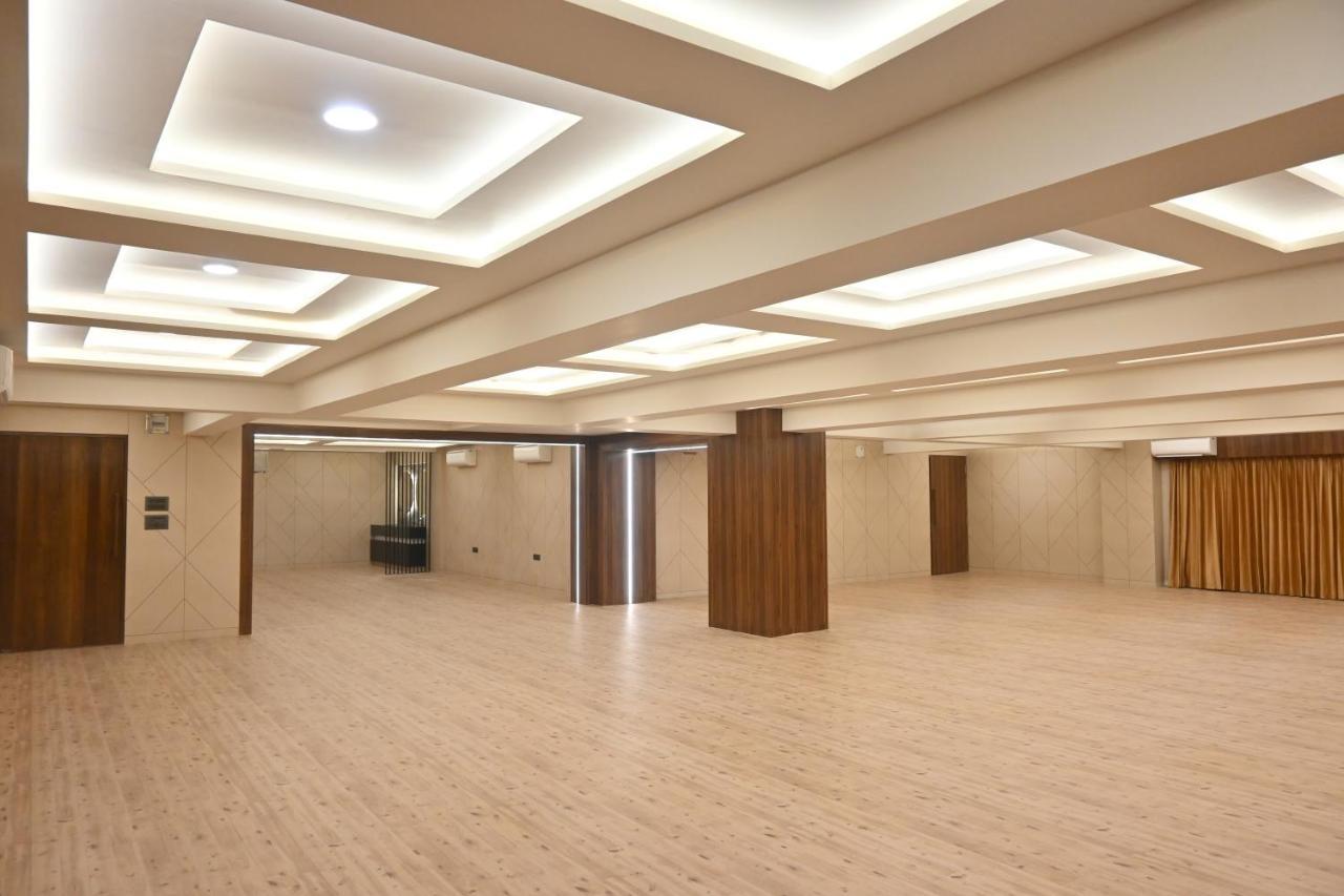 Hotel Privya Rooms And Banquet Surat Buitenkant foto