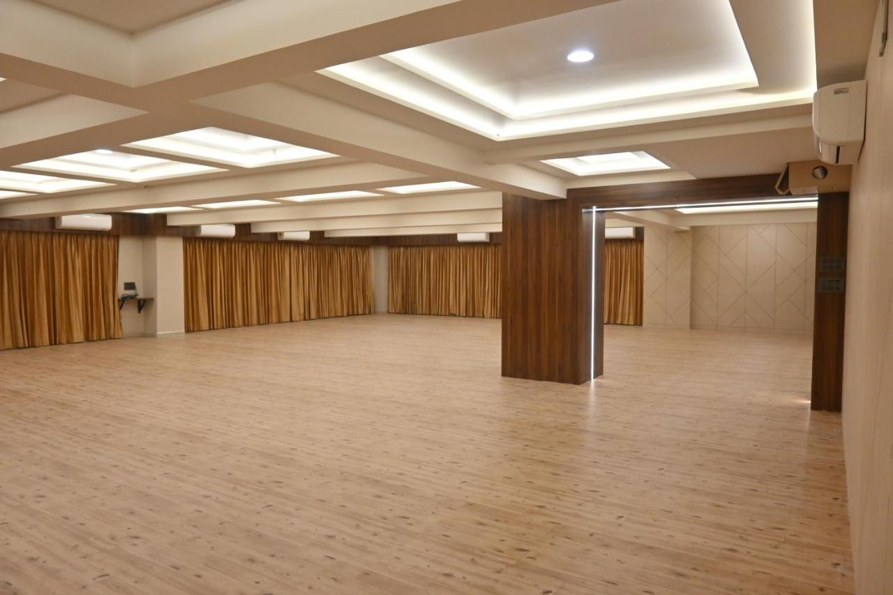Hotel Privya Rooms And Banquet Surat Buitenkant foto