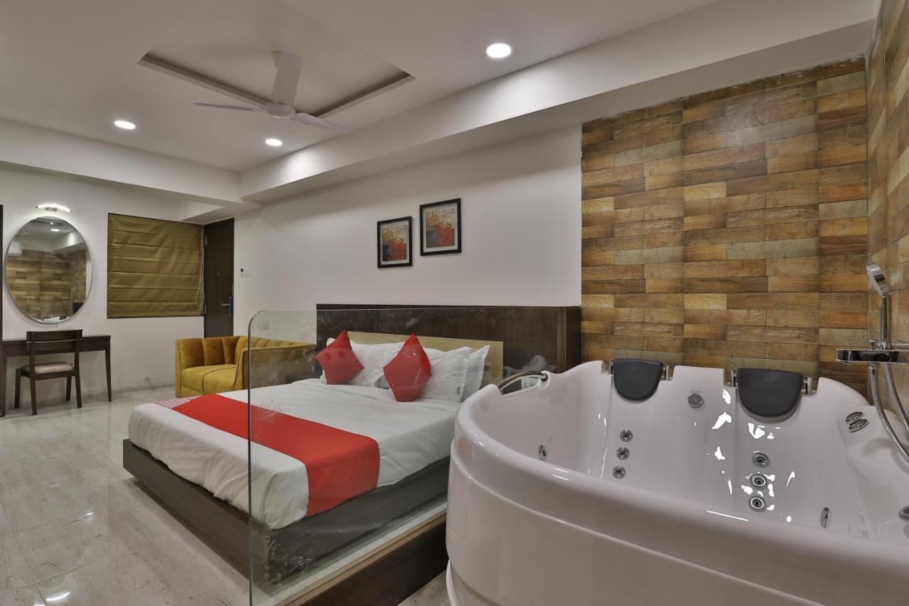 Hotel Privya Rooms And Banquet Surat Buitenkant foto