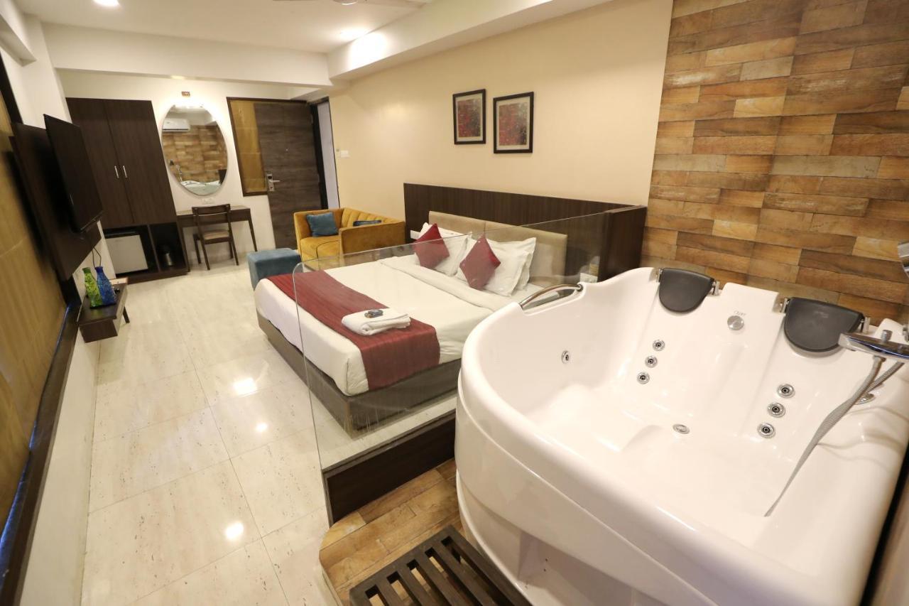 Hotel Privya Rooms And Banquet Surat Buitenkant foto