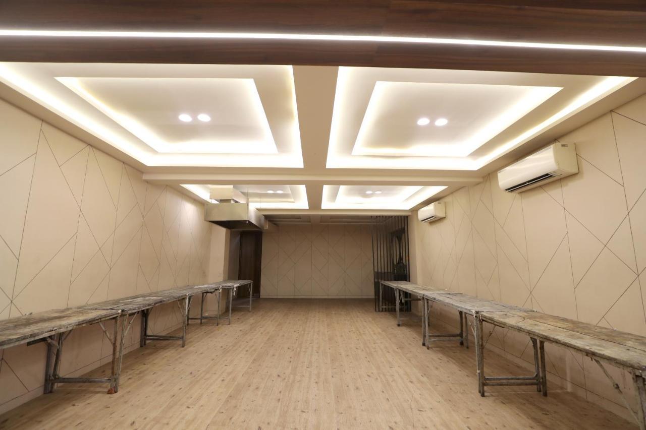 Hotel Privya Rooms And Banquet Surat Buitenkant foto