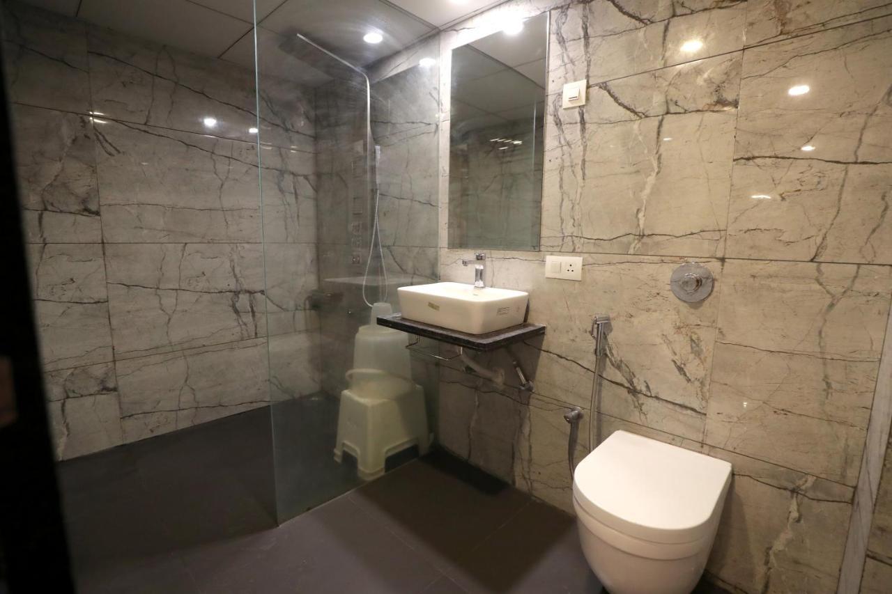 Hotel Privya Rooms And Banquet Surat Buitenkant foto