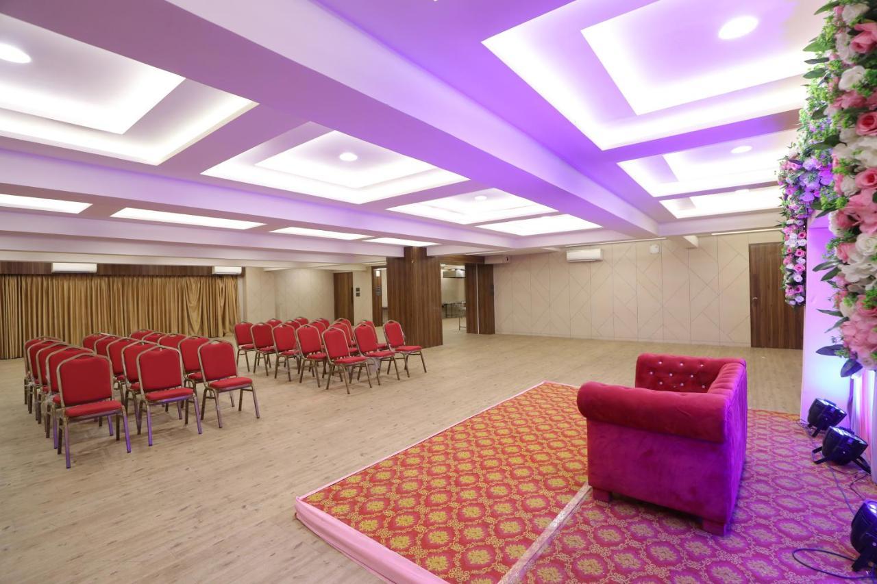 Hotel Privya Rooms And Banquet Surat Buitenkant foto