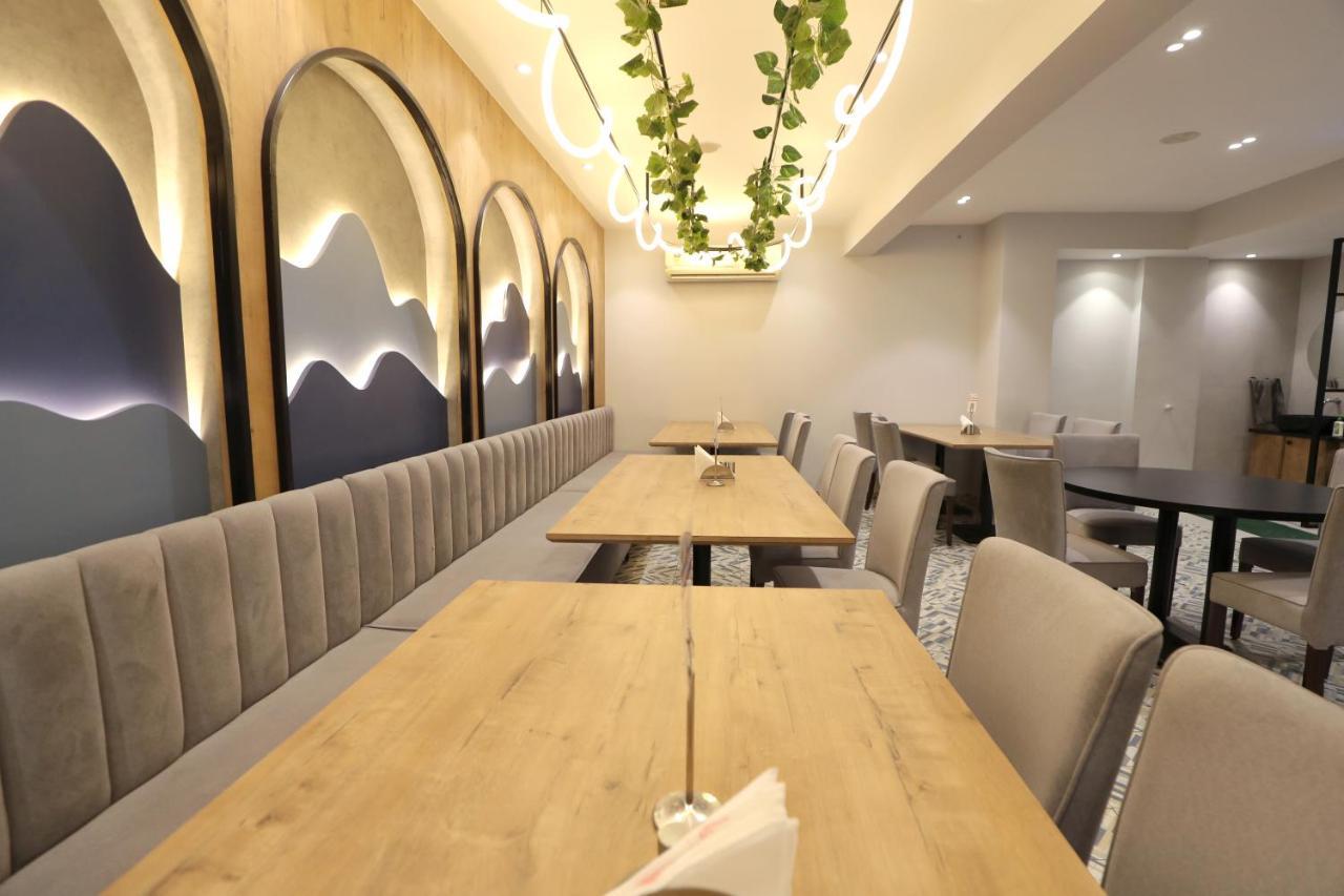 Hotel Privya Rooms And Banquet Surat Buitenkant foto