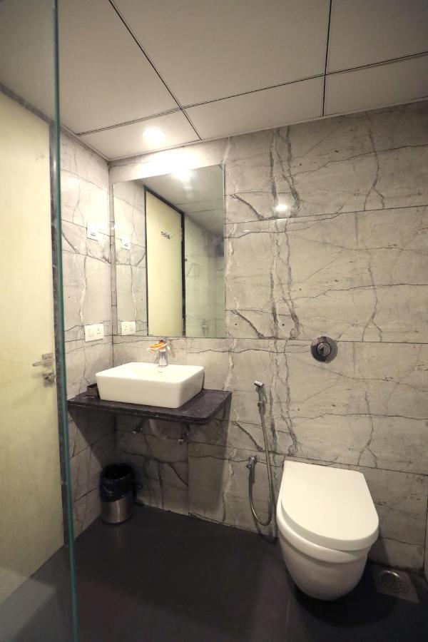 Hotel Privya Rooms And Banquet Surat Buitenkant foto