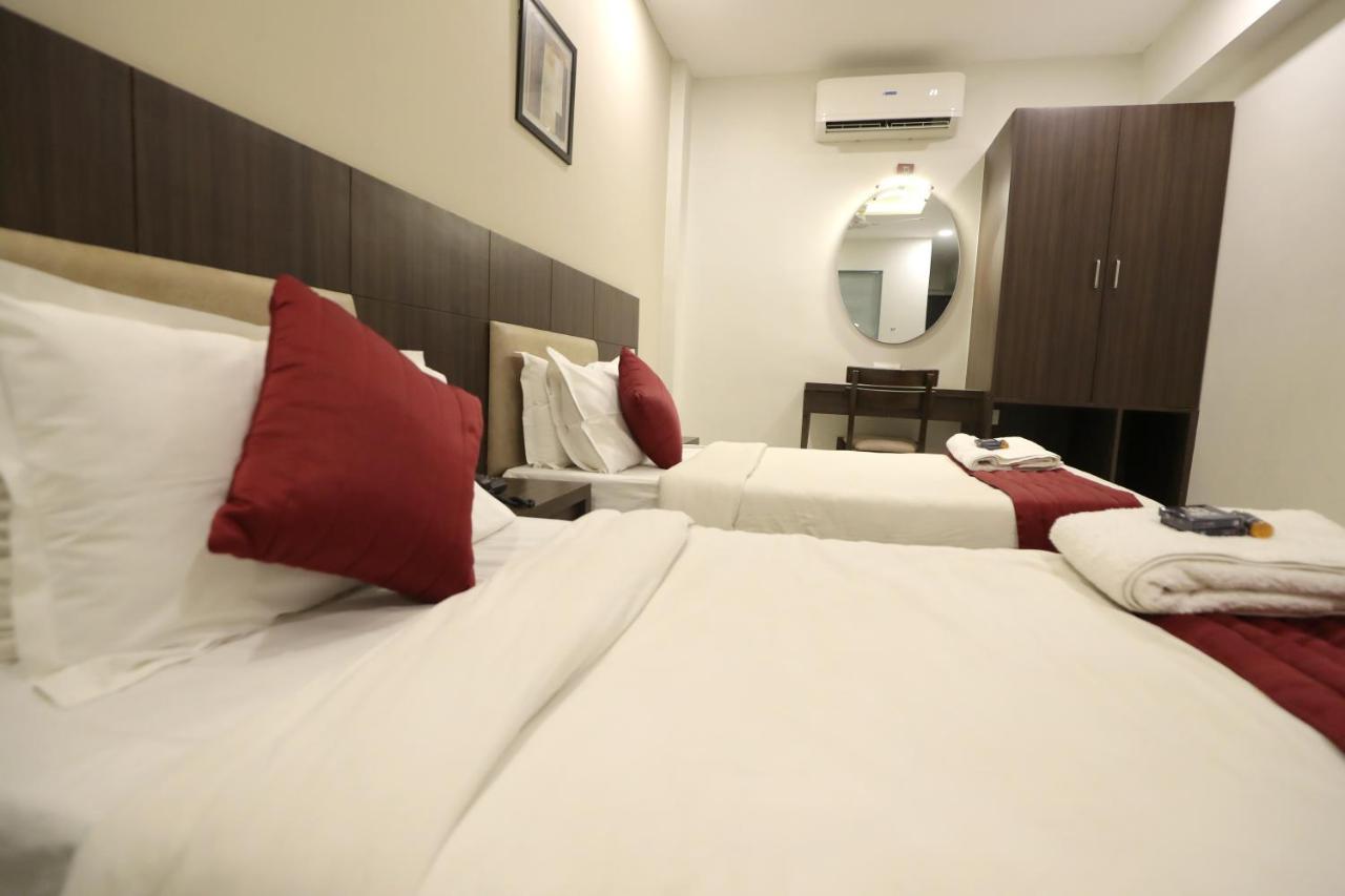 Hotel Privya Rooms And Banquet Surat Buitenkant foto