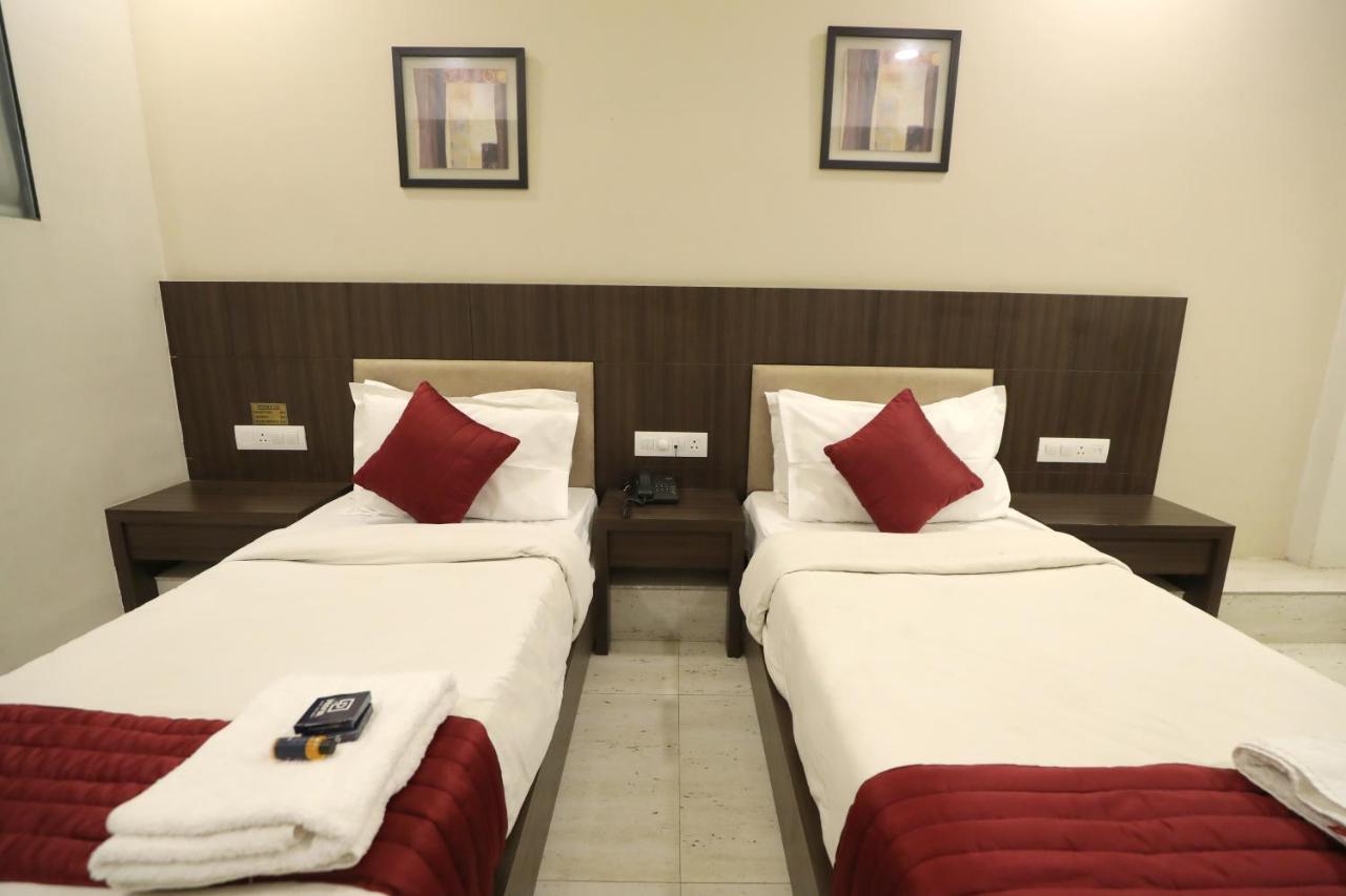 Hotel Privya Rooms And Banquet Surat Buitenkant foto
