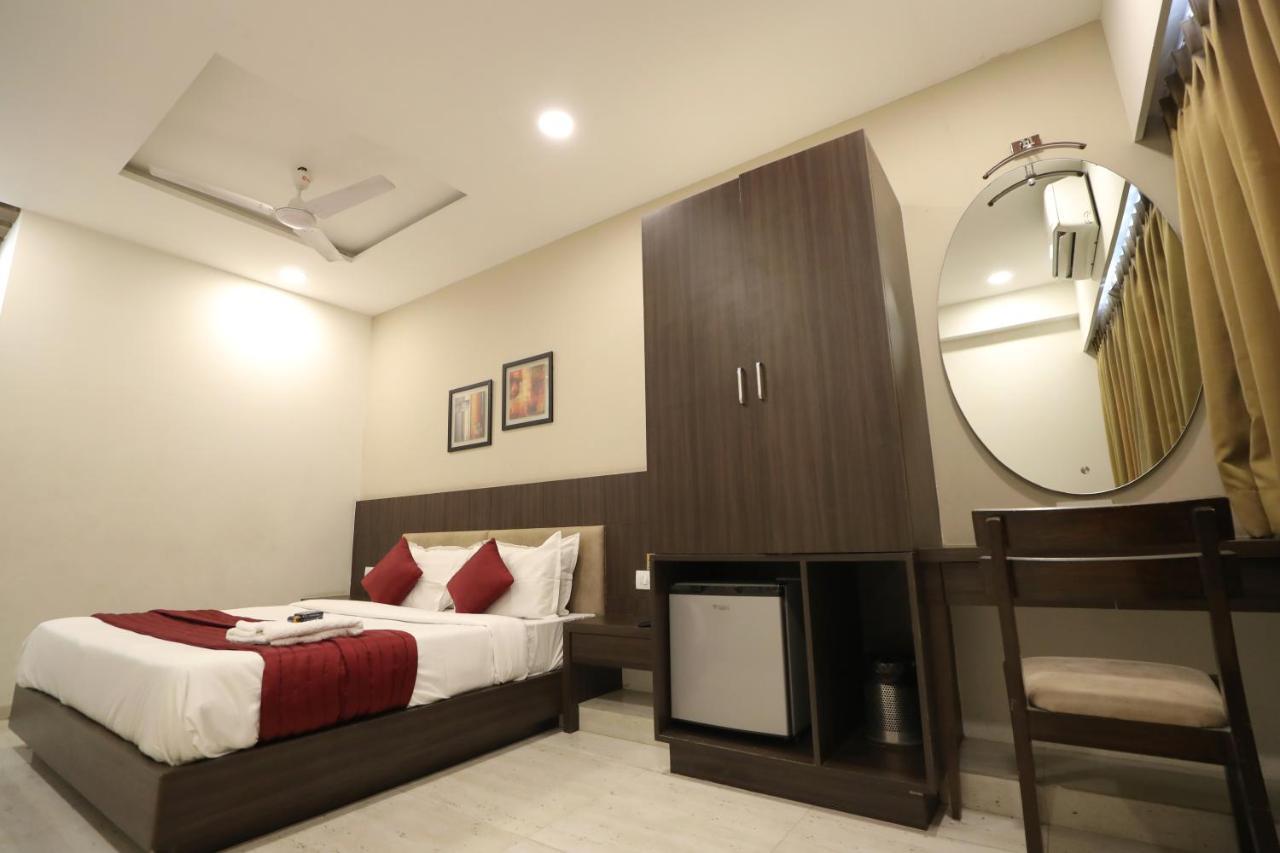 Hotel Privya Rooms And Banquet Surat Buitenkant foto