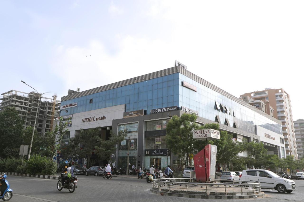 Hotel Privya Rooms And Banquet Surat Buitenkant foto