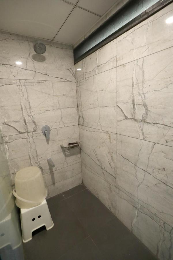 Hotel Privya Rooms And Banquet Surat Buitenkant foto
