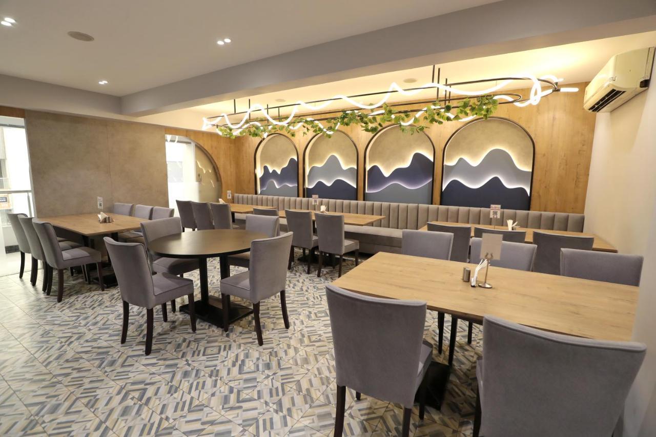 Hotel Privya Rooms And Banquet Surat Buitenkant foto