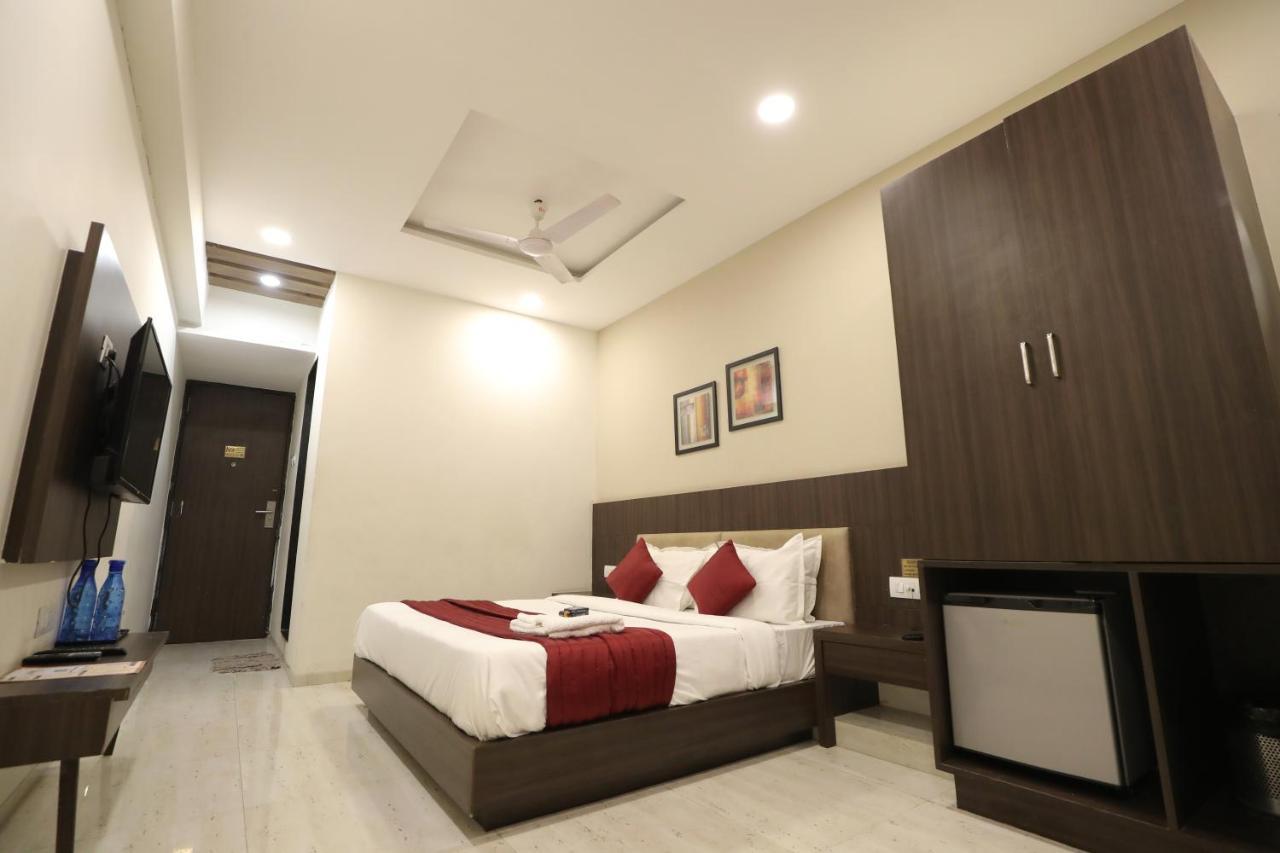 Hotel Privya Rooms And Banquet Surat Buitenkant foto
