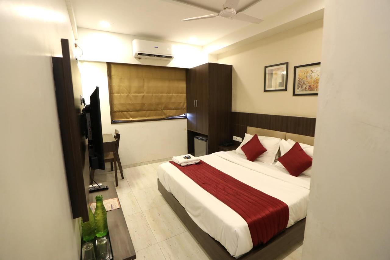 Hotel Privya Rooms And Banquet Surat Buitenkant foto