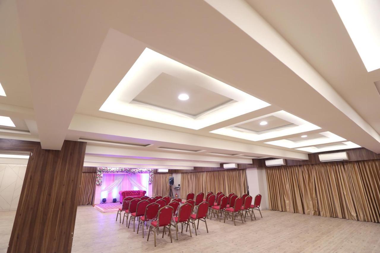Hotel Privya Rooms And Banquet Surat Buitenkant foto