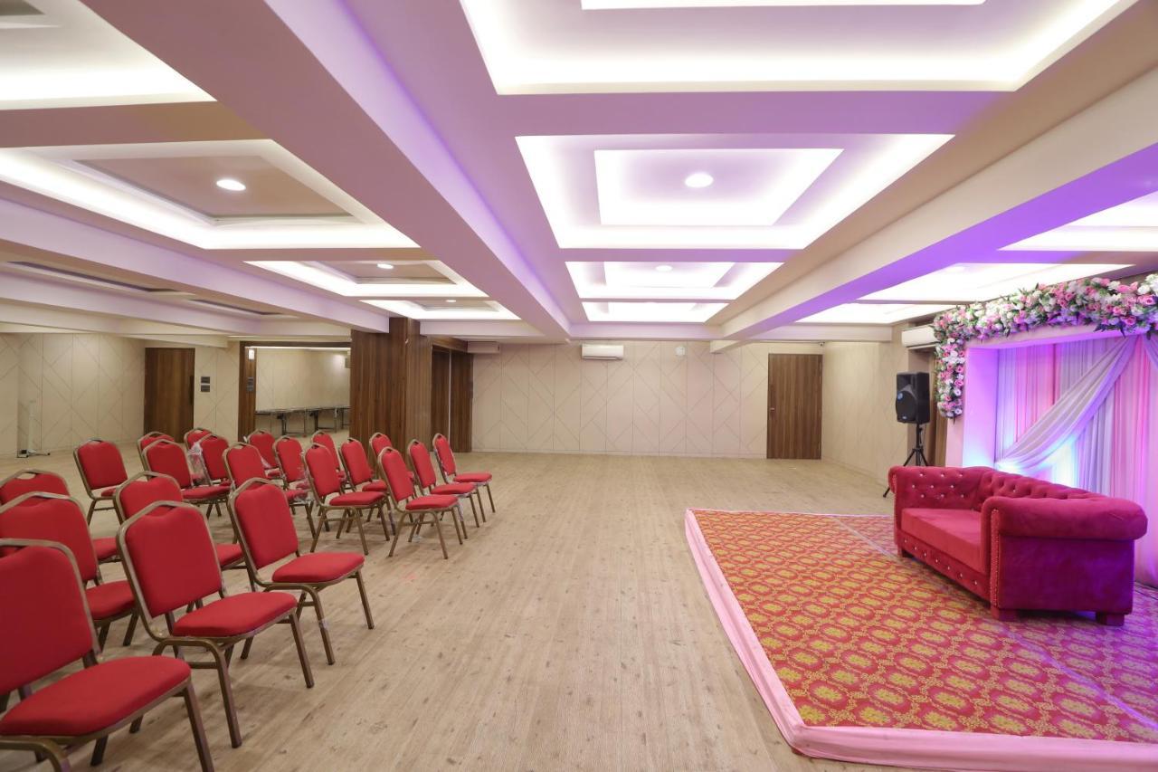 Hotel Privya Rooms And Banquet Surat Buitenkant foto