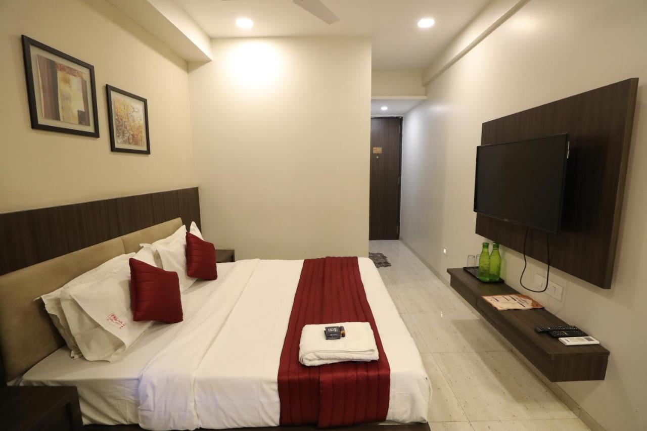 Hotel Privya Rooms And Banquet Surat Buitenkant foto